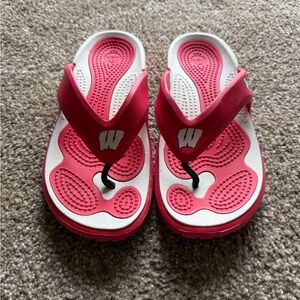 Crocs Wisconsin Badgers Sandals Thongs Flip Flops Men’s Sz 7, Red/ White